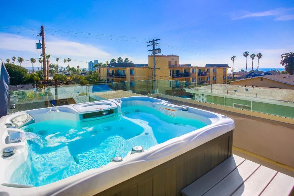 Ocean-view Blocks To With Private Hot Tub & Rooftop Deck Сasa de vacaciones *